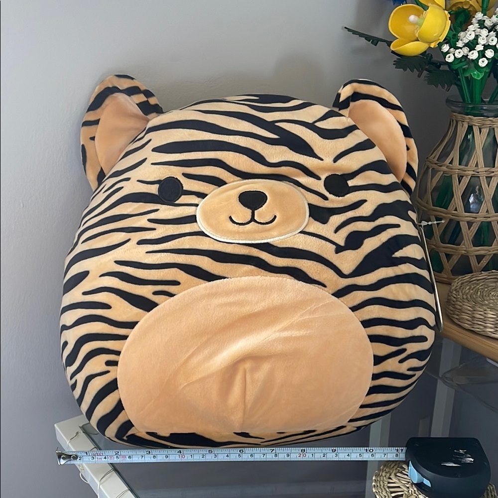 🌷 NWT squishmallow “tina” the tiger